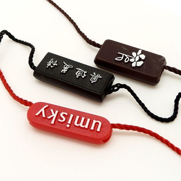 廠家直銷新款通用服裝吊粒吊繩 塑料商標(biāo)吊?？擅赓M(fèi)logo設(shè)計(jì)